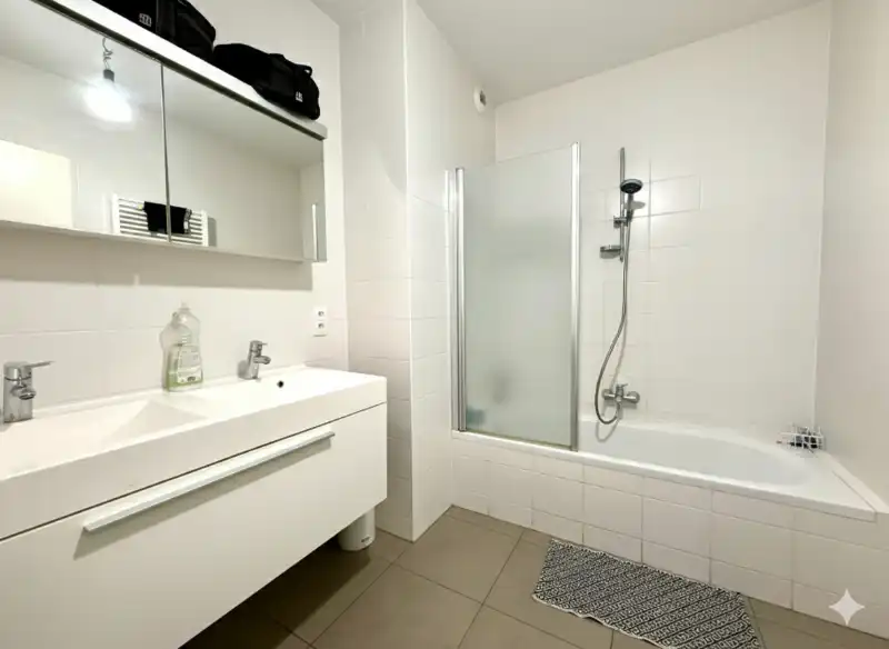 Ruim en lichtrijk appartement met 2 slaapkamers, terras en 'dubbele' autostaanplaats op een boogscheut van de Leie foto 8