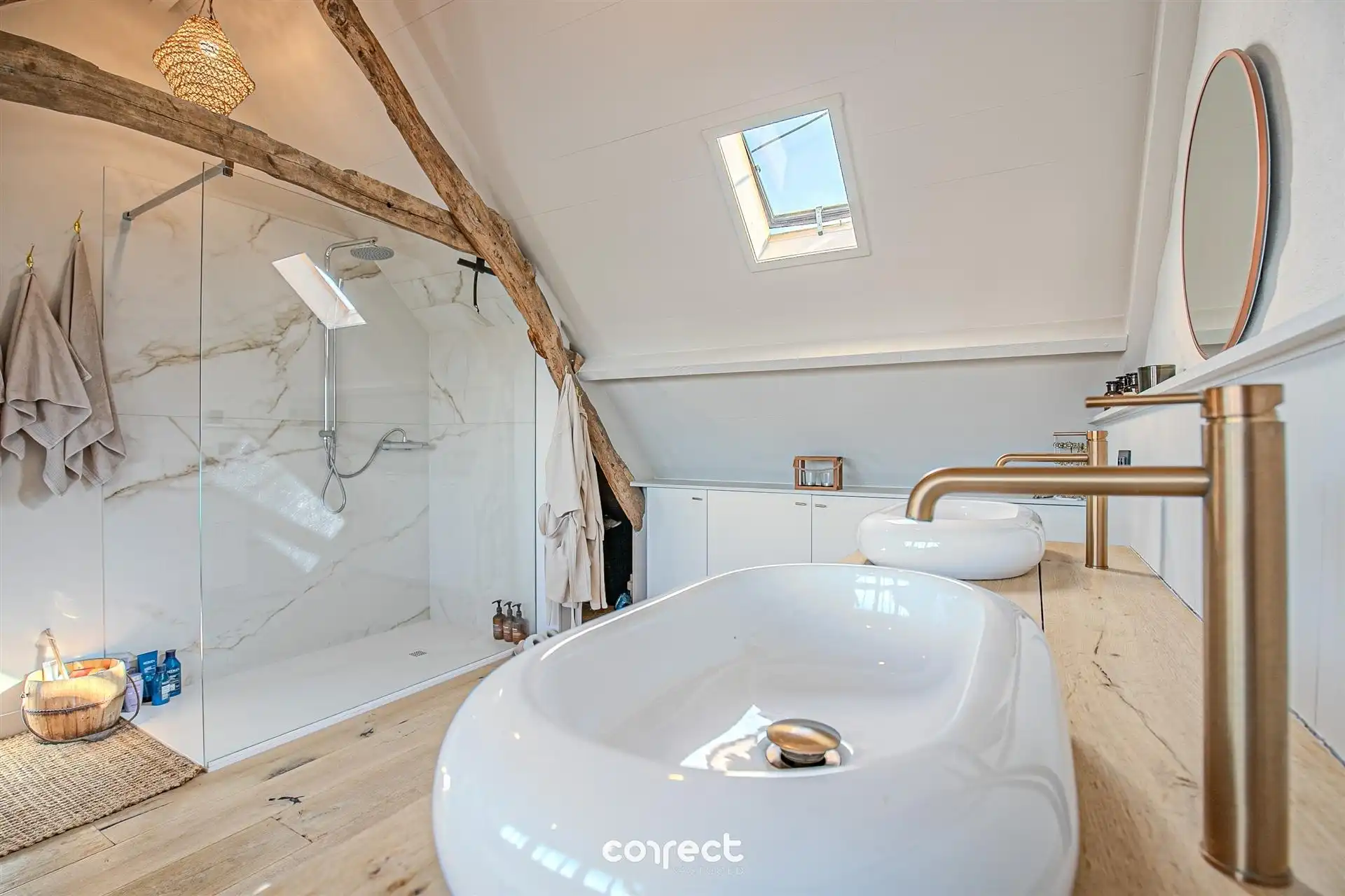 Smaakvolle, volledig gerenoveerde open bebouwing op rustige ligging. foto 15