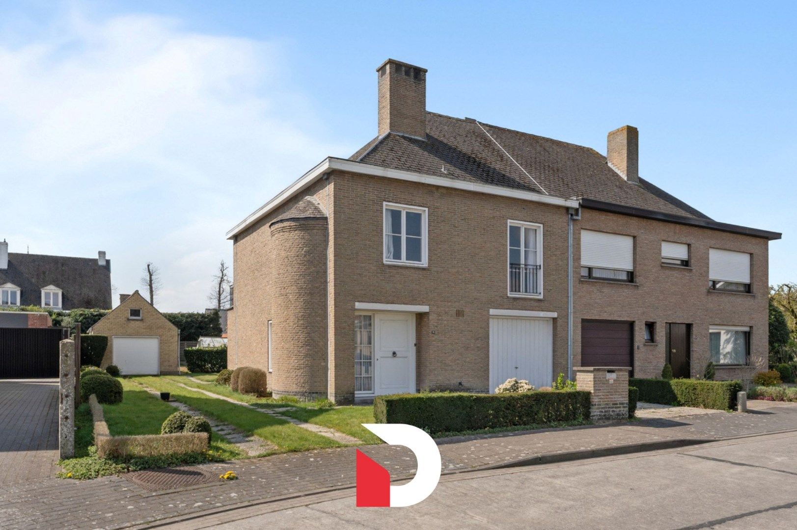 Hoofdfoto van de publicatie: Deze statige halfopen woning is gelegen op een gegeerde en kindvriendelijke buurt te Oostkamp.