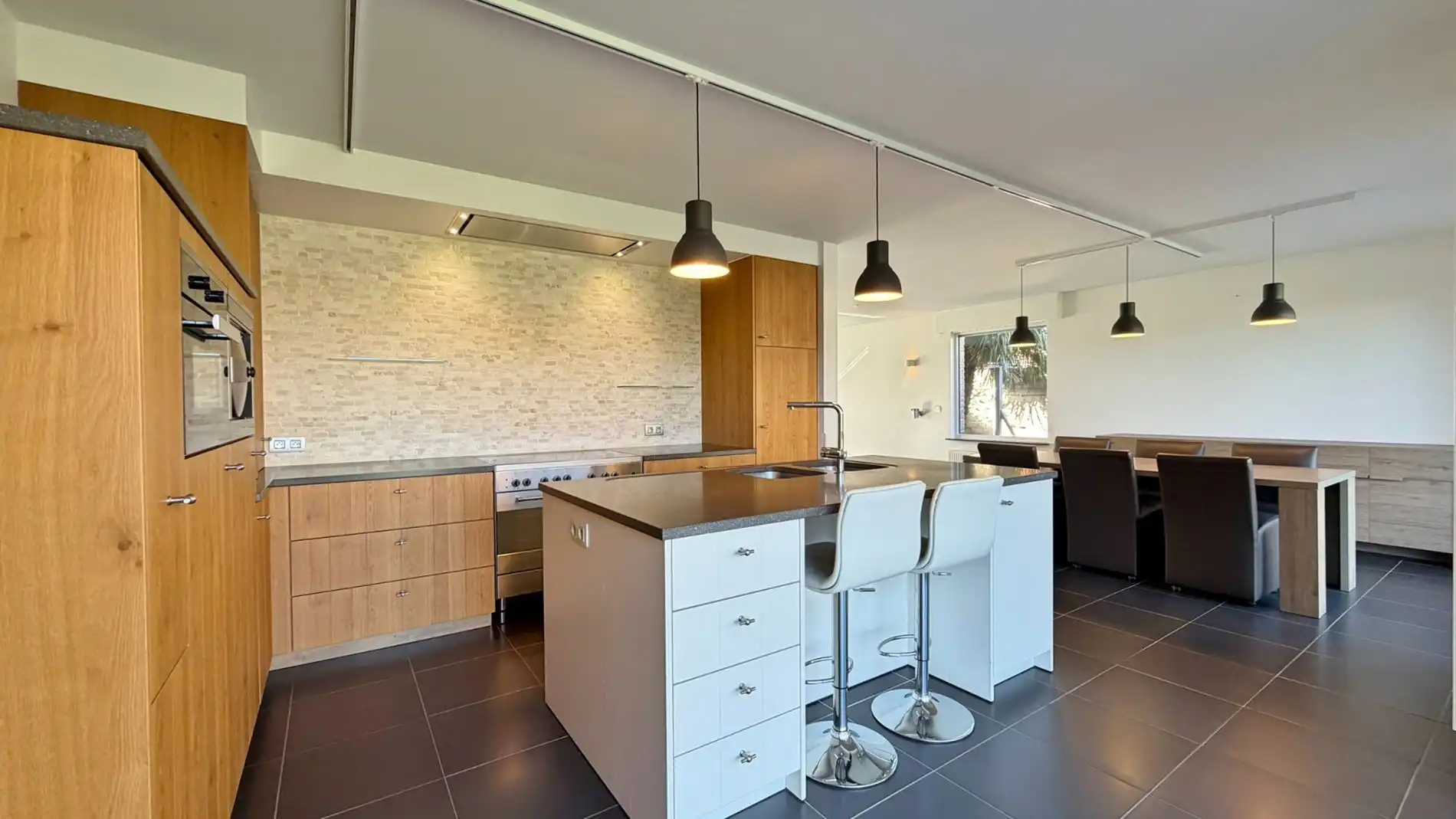 Ruime, zeer goed onderhouden villa met prachtige tuin in rustige doodlopende straat. foto 11