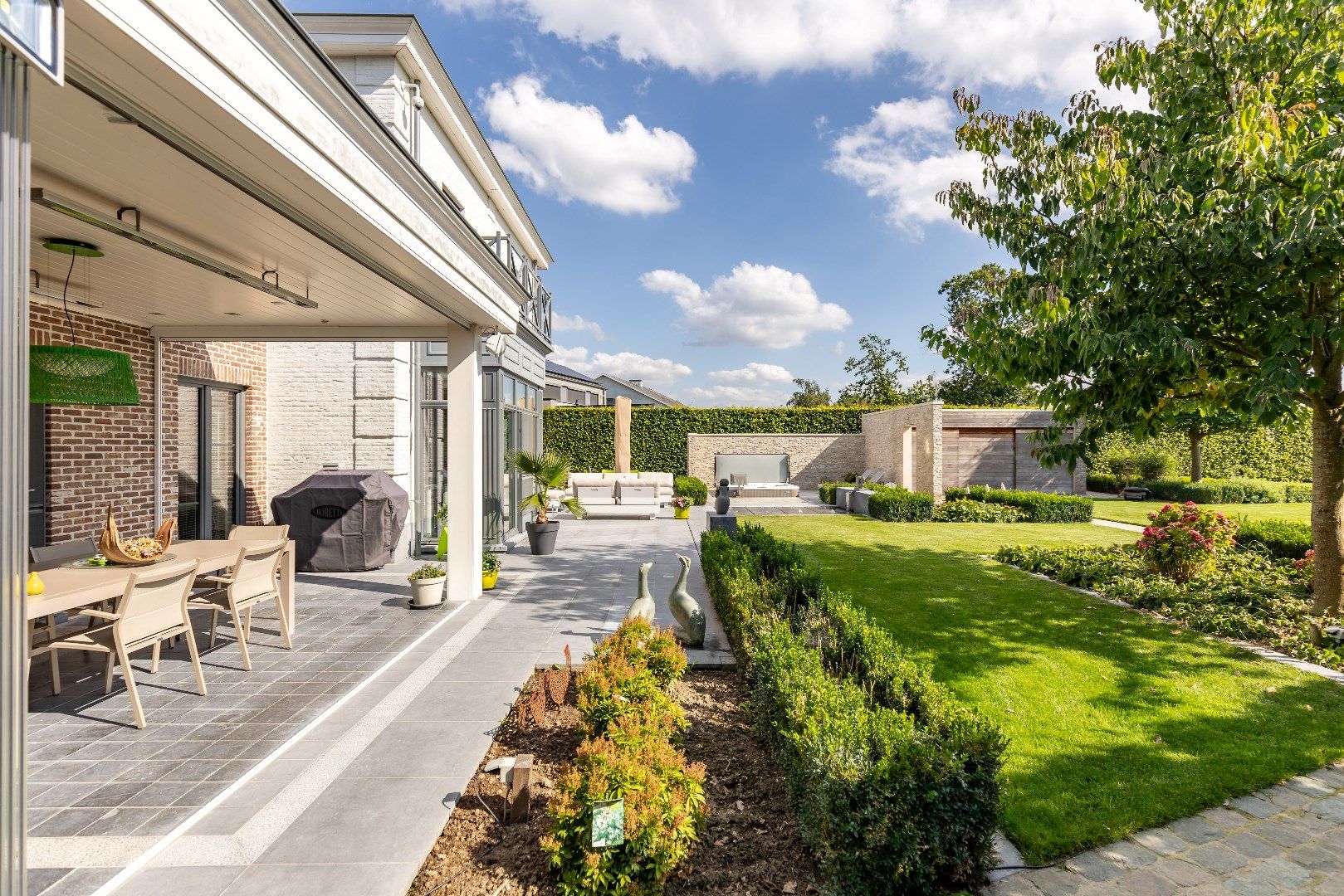 Luxueus afgewerkte villa met prachtige tuin in rustige omgeving foto 28