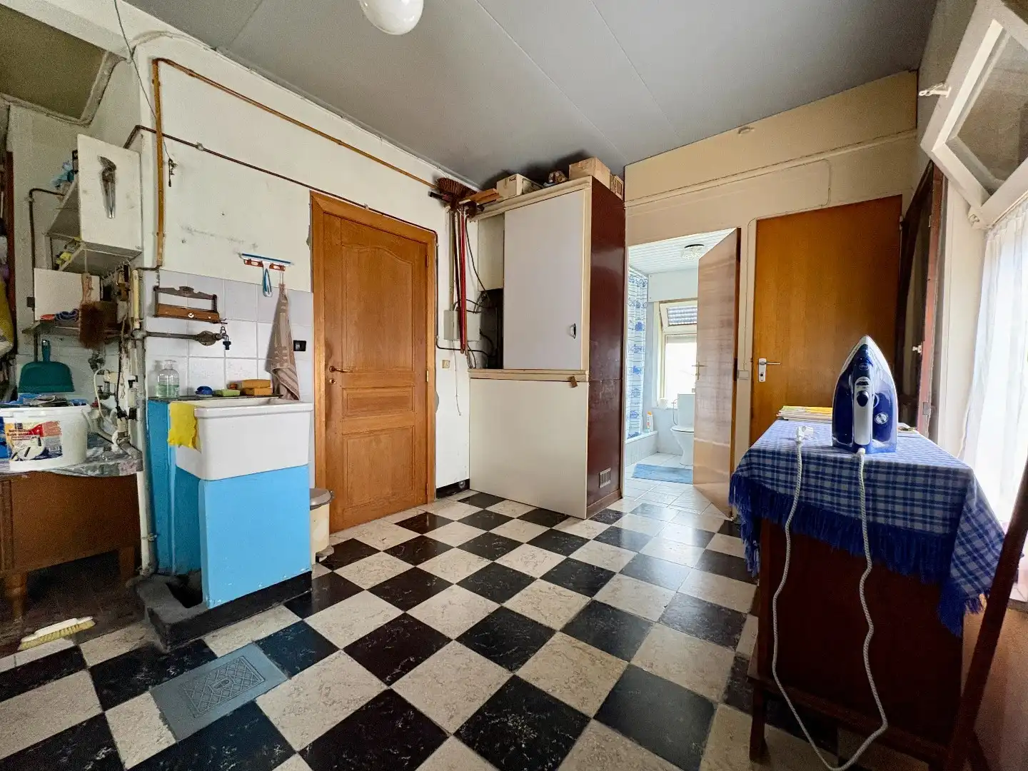 Gelijkvloerse woning op 628 m², 3 slaapkamers, mooi aangelegde tuin en garage. foto 16