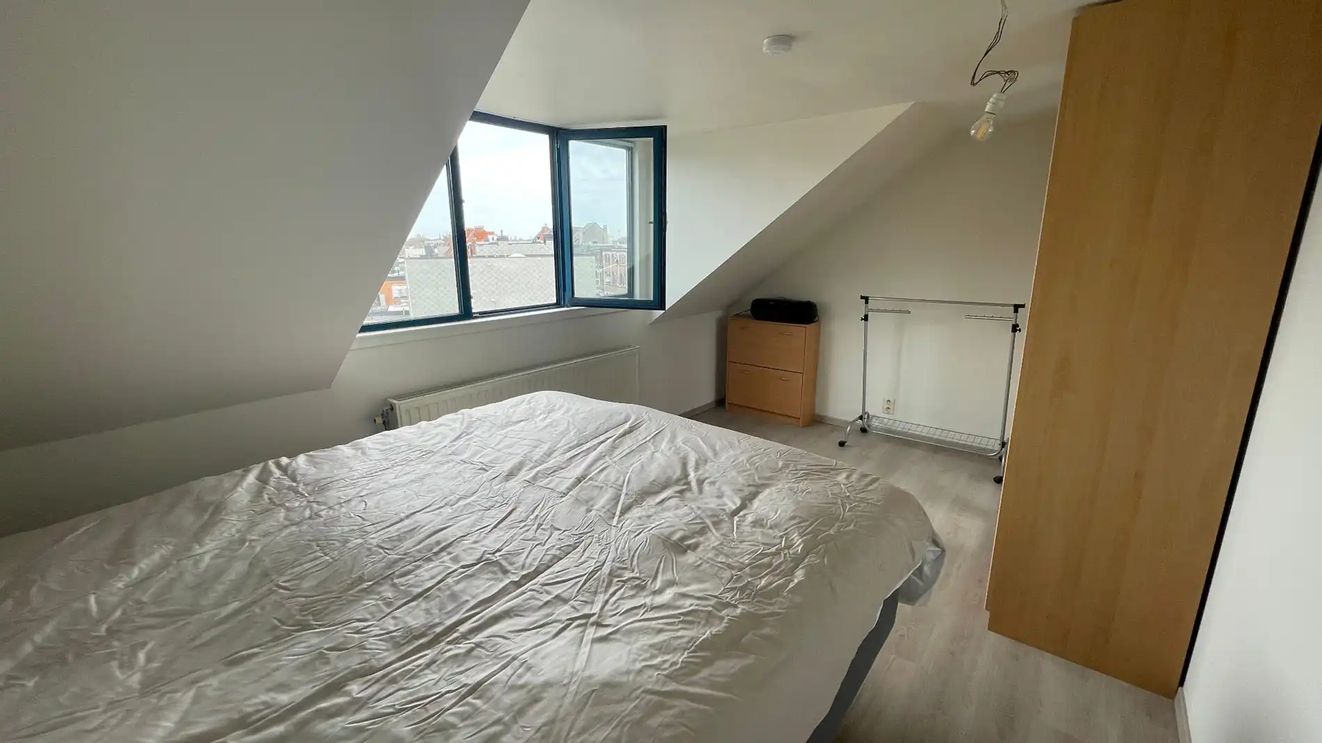 Charmant en lichtrijk dakappartement nabij Lier station (1+1 slpk) foto 13