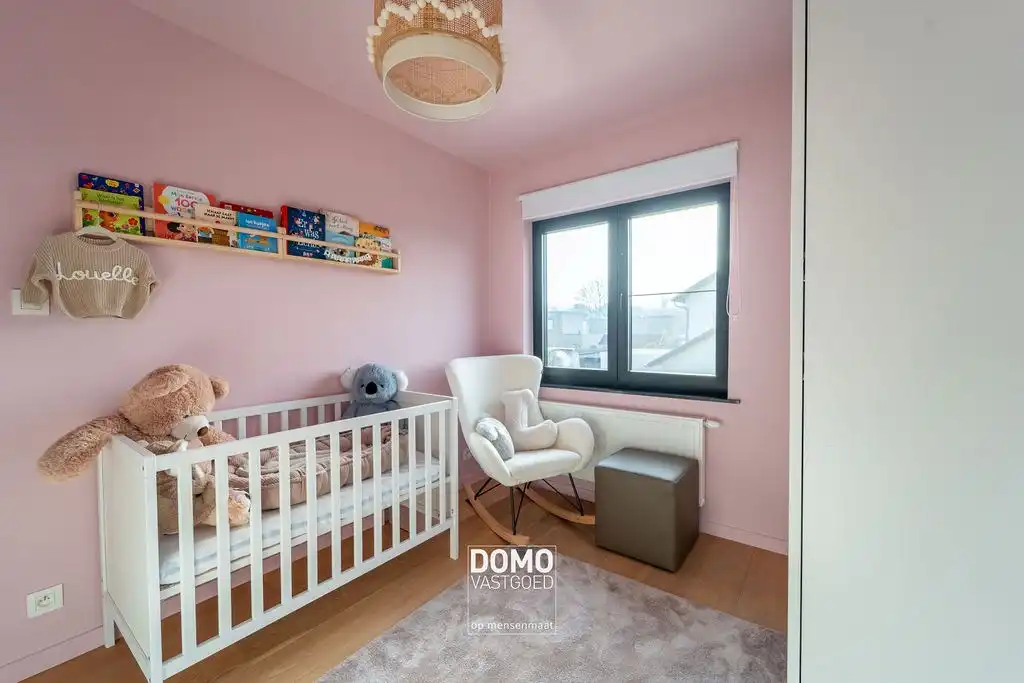 VOLLEDIG GERENOVEERDE OPEN BEBOUWING MET 4 SLAAPKAMERS EN GARAGE foto 12