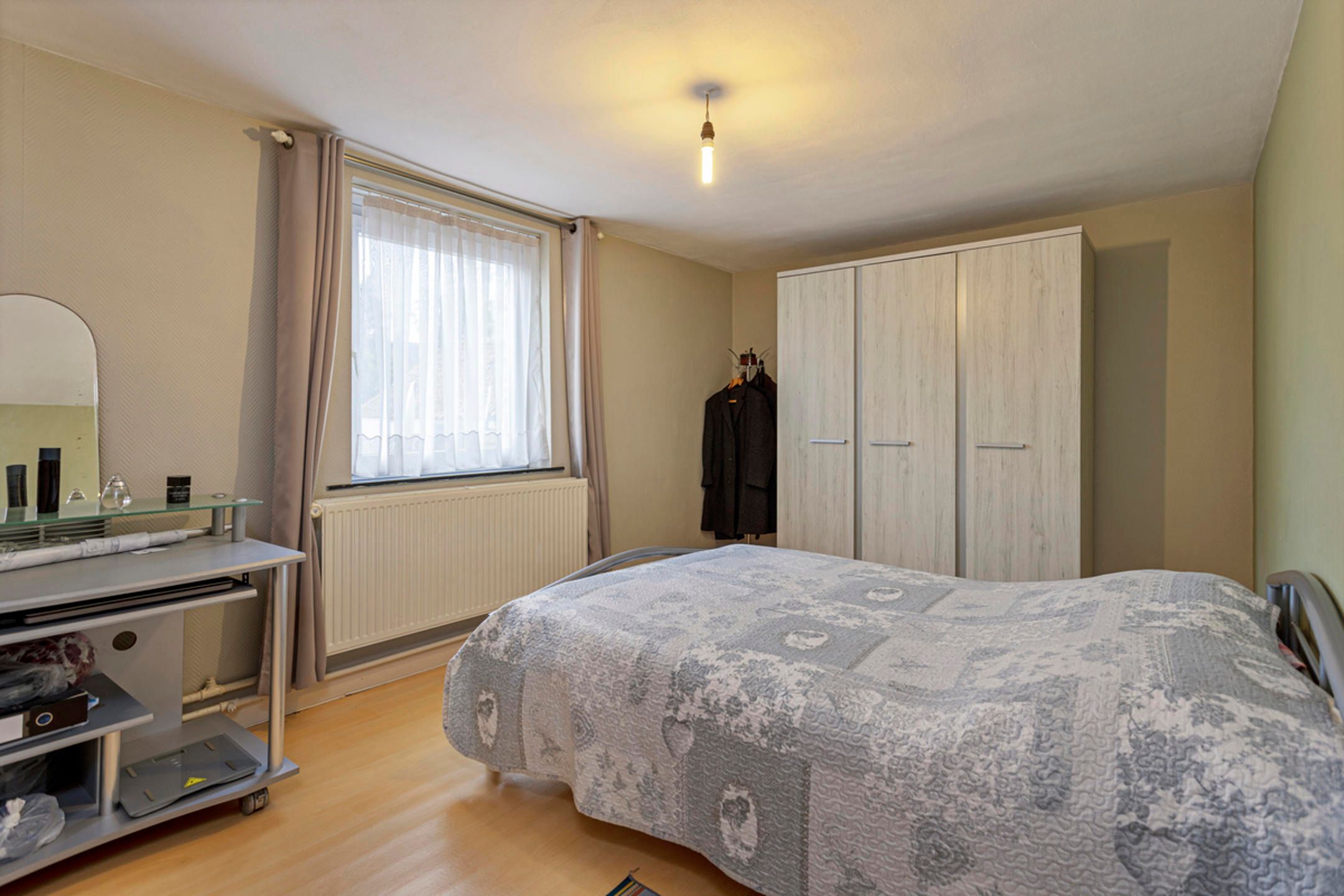 Verassend grote woning gelegen langs een invalsweg. foto 12