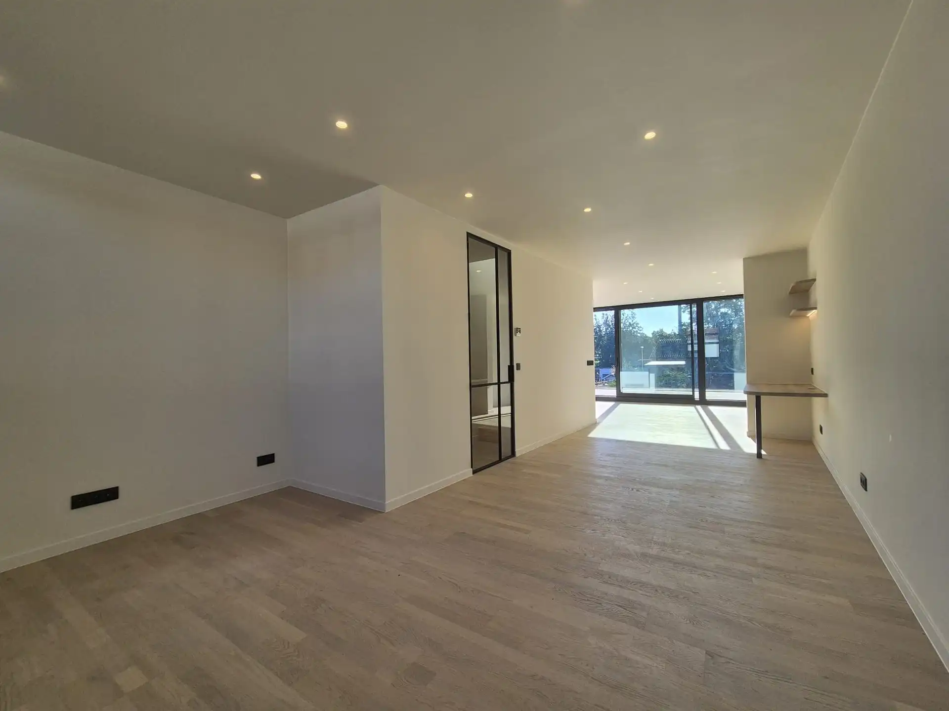 Ruime en luxueus afgewerkte duplex met 4 slaapkamers, terras en tuin. foto {{pictureIndex}}
