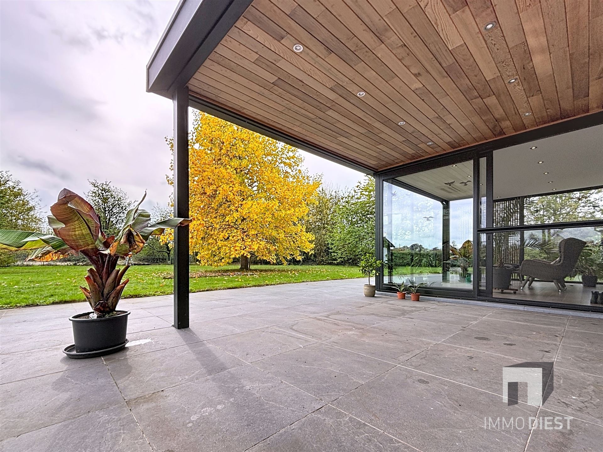 Villa met 5 slpk op 74,11are en zuidgerichte tuin foto 10