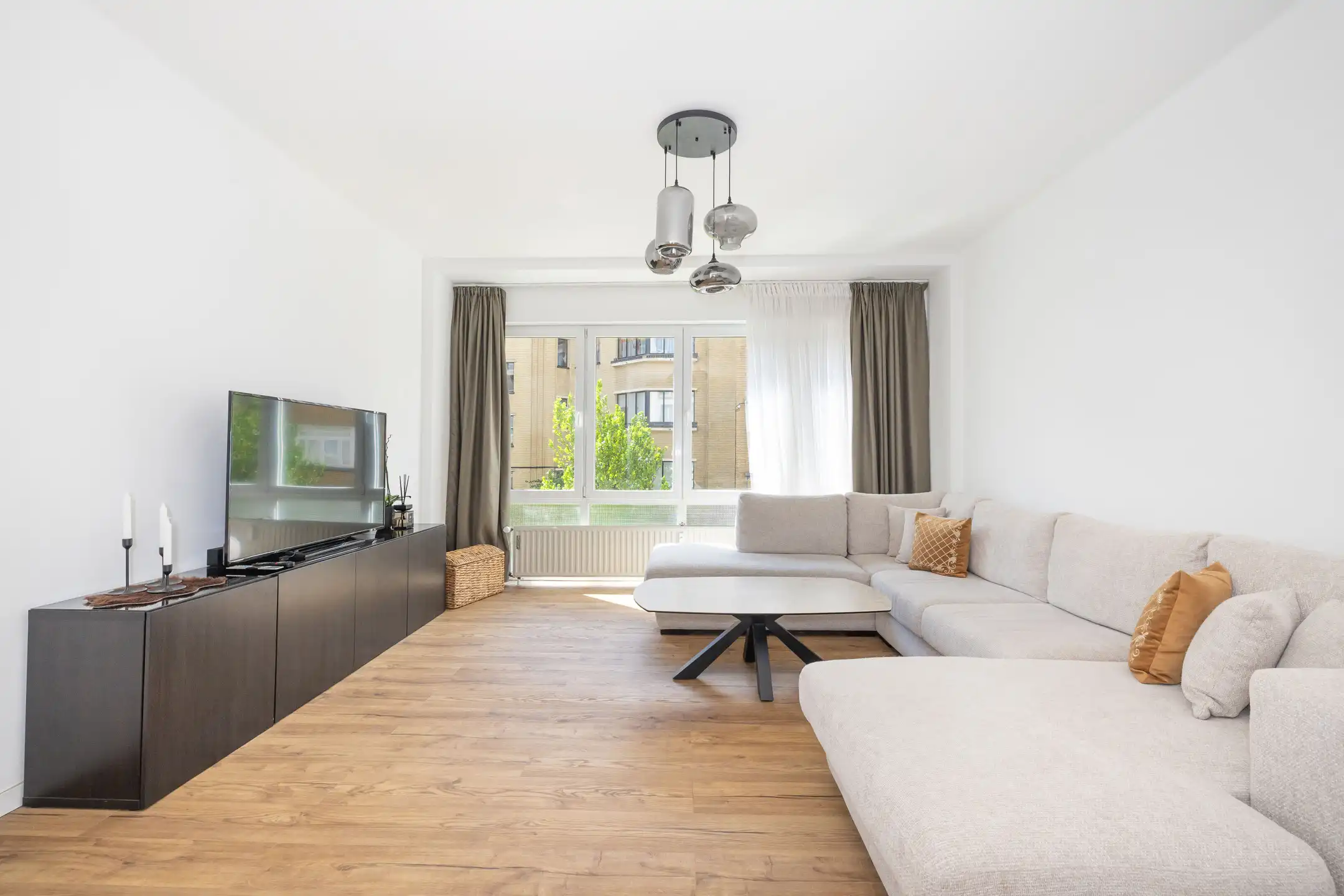 APPARTEMENT MET 2 SLAAPKAMERS TUSSEN MOLIERE EN VDK foto {{pictureIndex}}