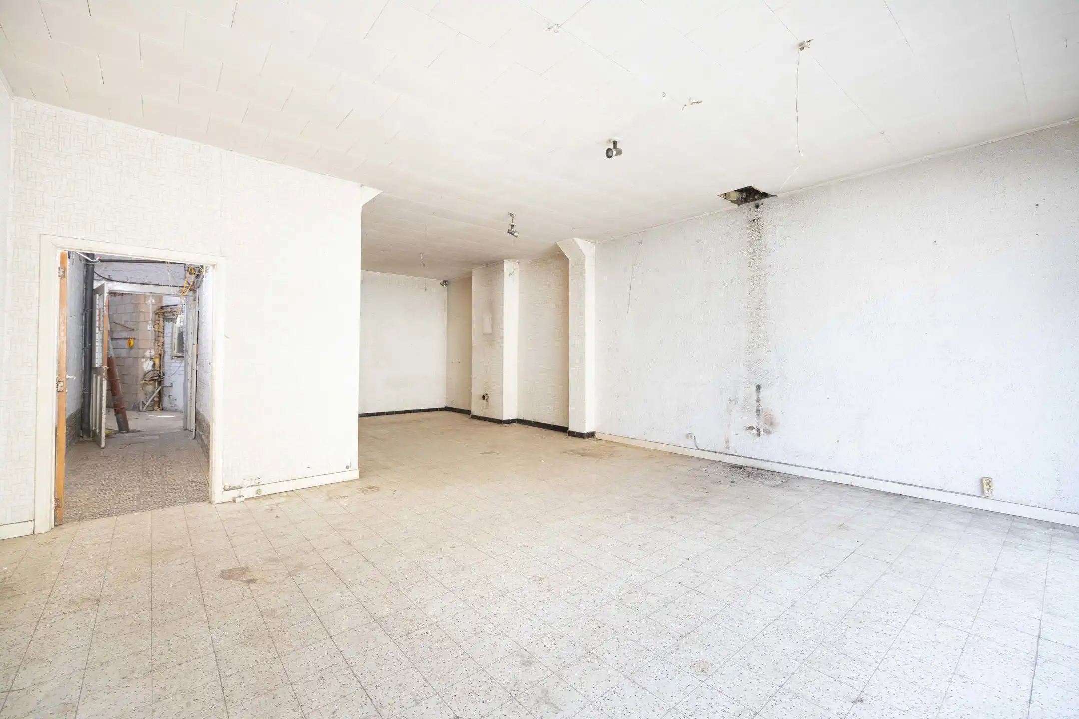 Te renoveren woonhuis met winkel foto 5