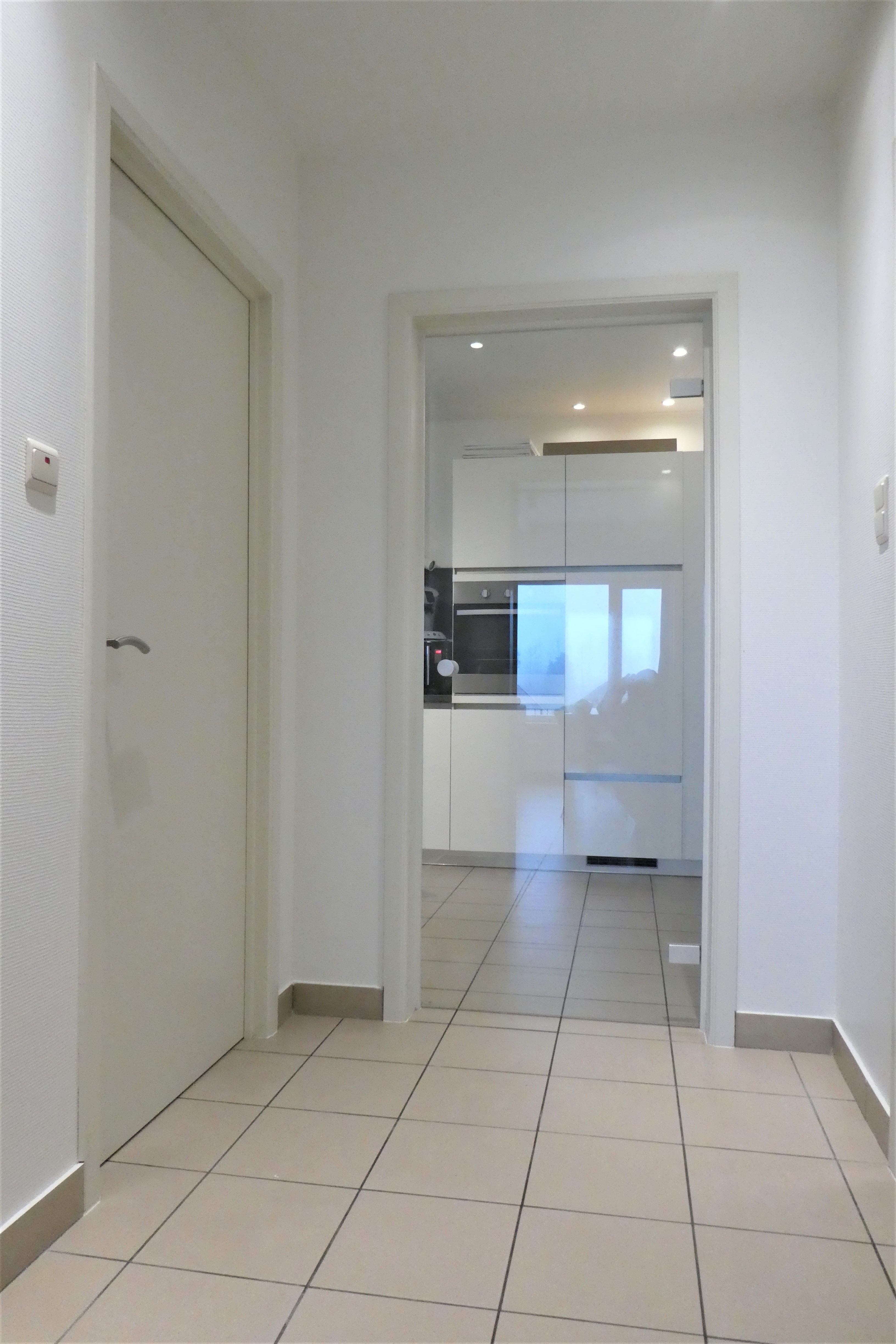 Prachtige koppelwoning met zonnig terras van 16m² en 2 autostaanplaatsen. Veel lichtinval door de grote ramen. foto 12