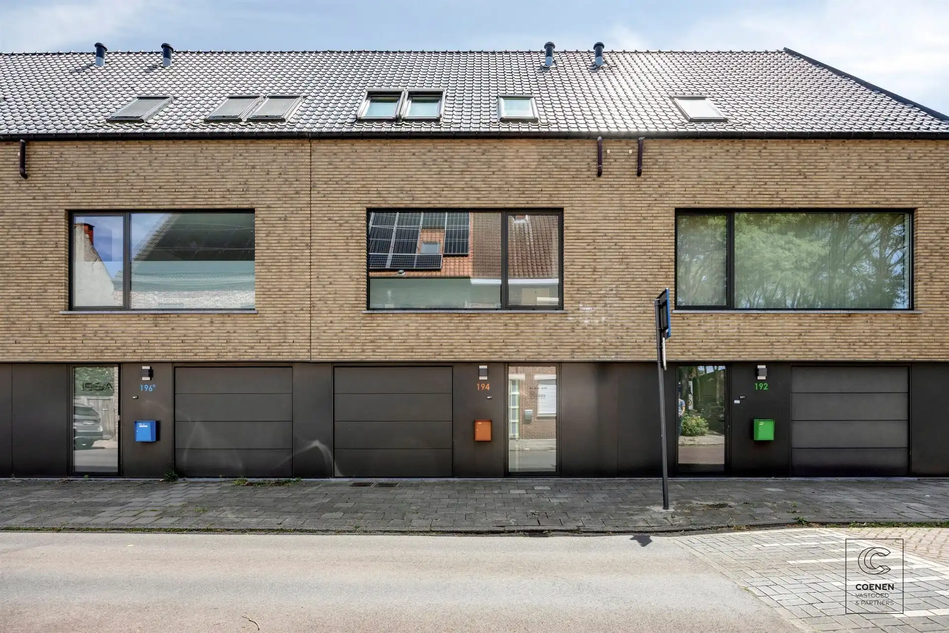 Instapklare woning met 3 slpk, 196 m2 bew. opp te Brasschaat foto {{pictureIndex}}