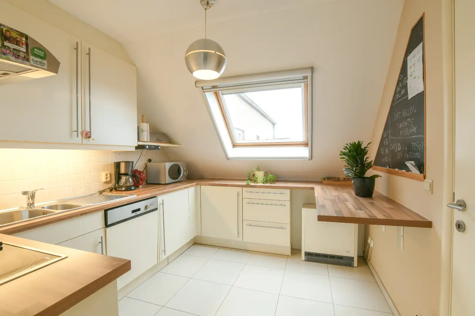 Mooi duplexappartement met 2 slaapkamers, zonnig terras en veel bergruimte te Oostende foto 4