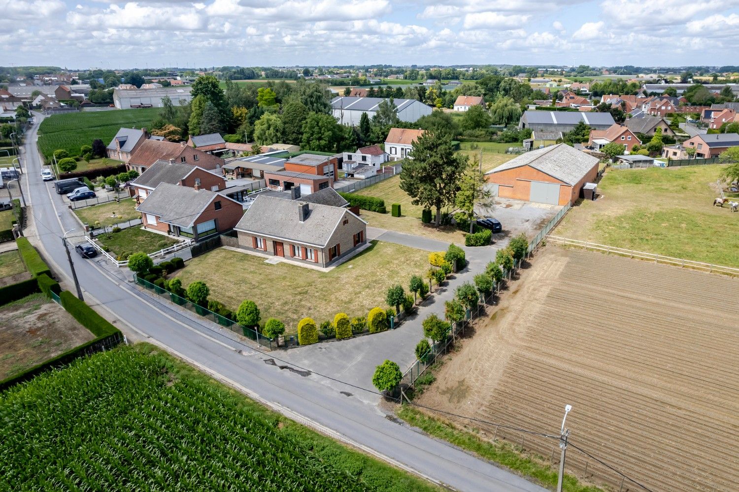 Alleenstaande woning met magazijn. foto 3