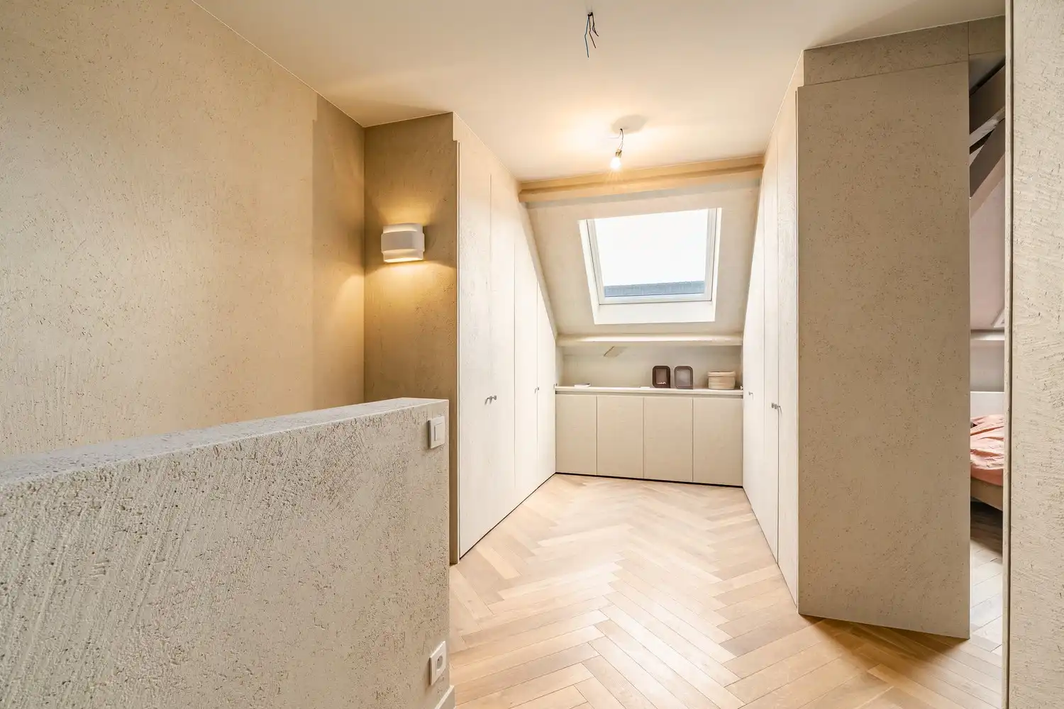 Stijlvol totaal gerenoveerde woning met 4 slaapkamers, 2 badkamers en zonnige tuin foto 12