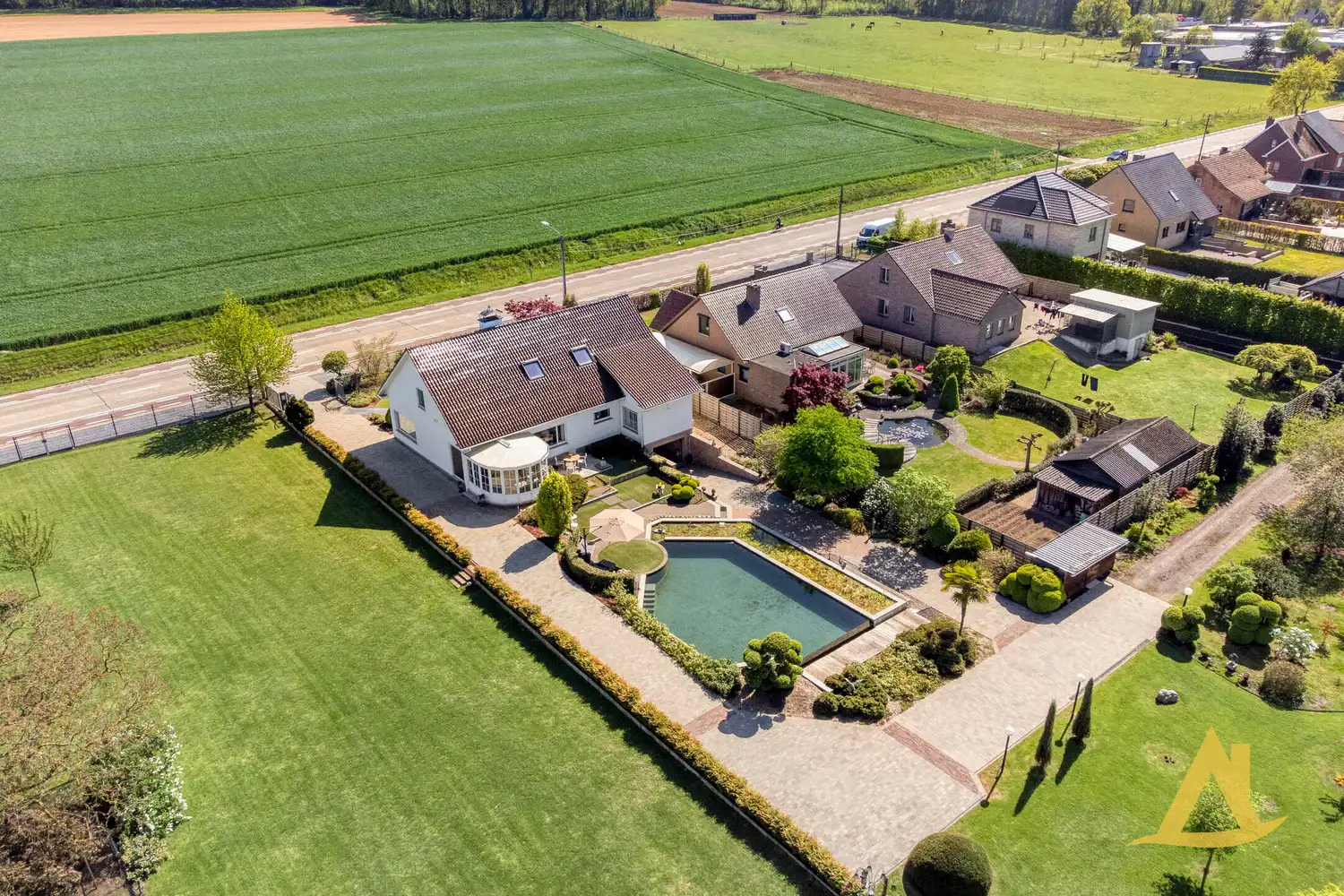 EXCLUSIEVE VILLA MET PARKTUIN EN ZWEMVIJVER OP EEN PERCEEL VAN 1HA 5A 16CA! foto 75