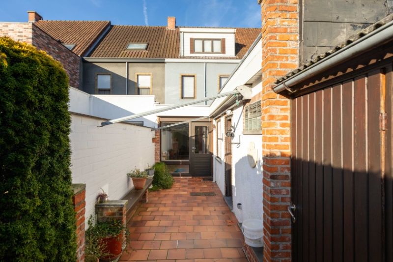 Roeselare - Starterswoning met voldoende kamers en leuke tuin foto 14