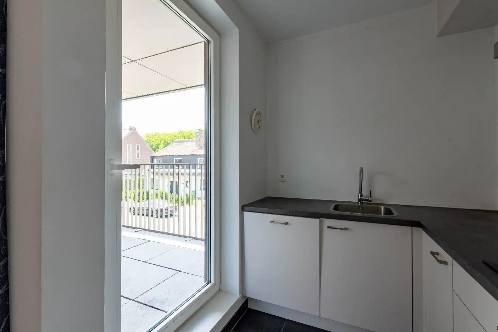 Modern appartement met terras en autostaanplaats foto 12