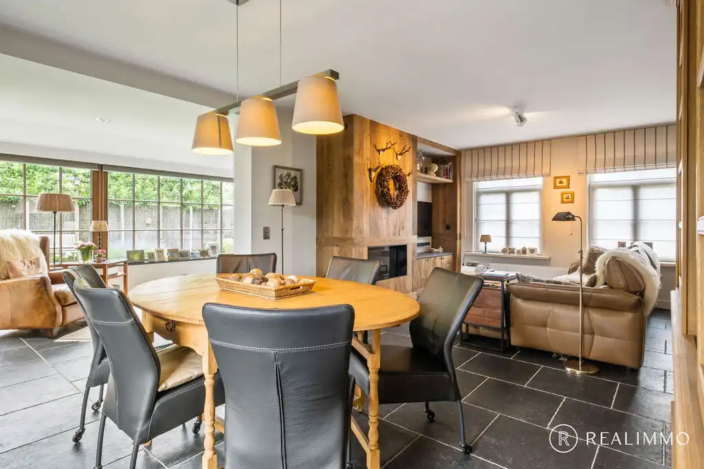 Stijlvolle en tot in de puntjes verzorgde alleenstaande woning met 4 slaapkamers. foto 4