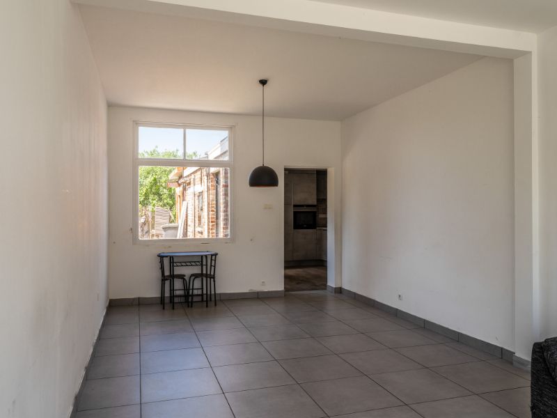 Zedelgem. Centraal gelegen vernieuwde HALF OPEN BEBOUWING met 4 slaapkamers, dressing, garage en bergingen. Ideale ruime gezinswoning met vloerverwarming! foto 6