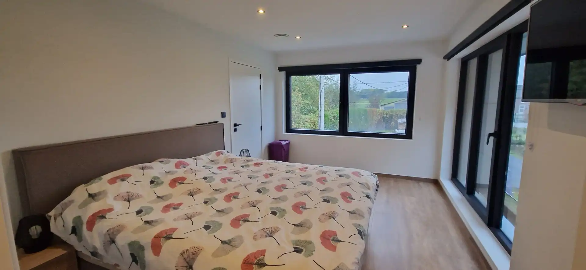 Prachtig  gerenoveerde en rustig gelegen EENGEZINSWONING (2024), bewoonbaar: 192m², met mooie leefruimten, 3 slaapkamers, garage 2 wagens en grote tuin op 14 are 54 ca. foto 27