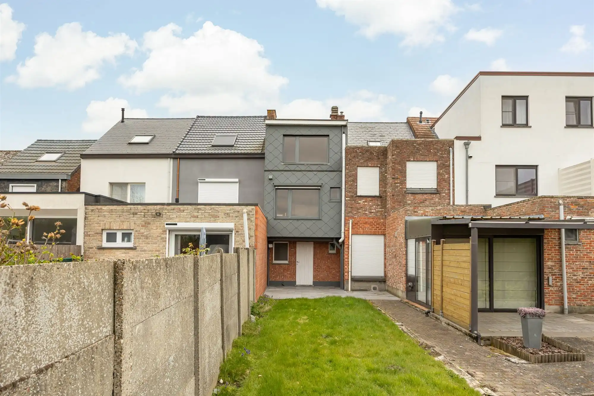 Te renoveren rijwoning met garage en tuin foto 21