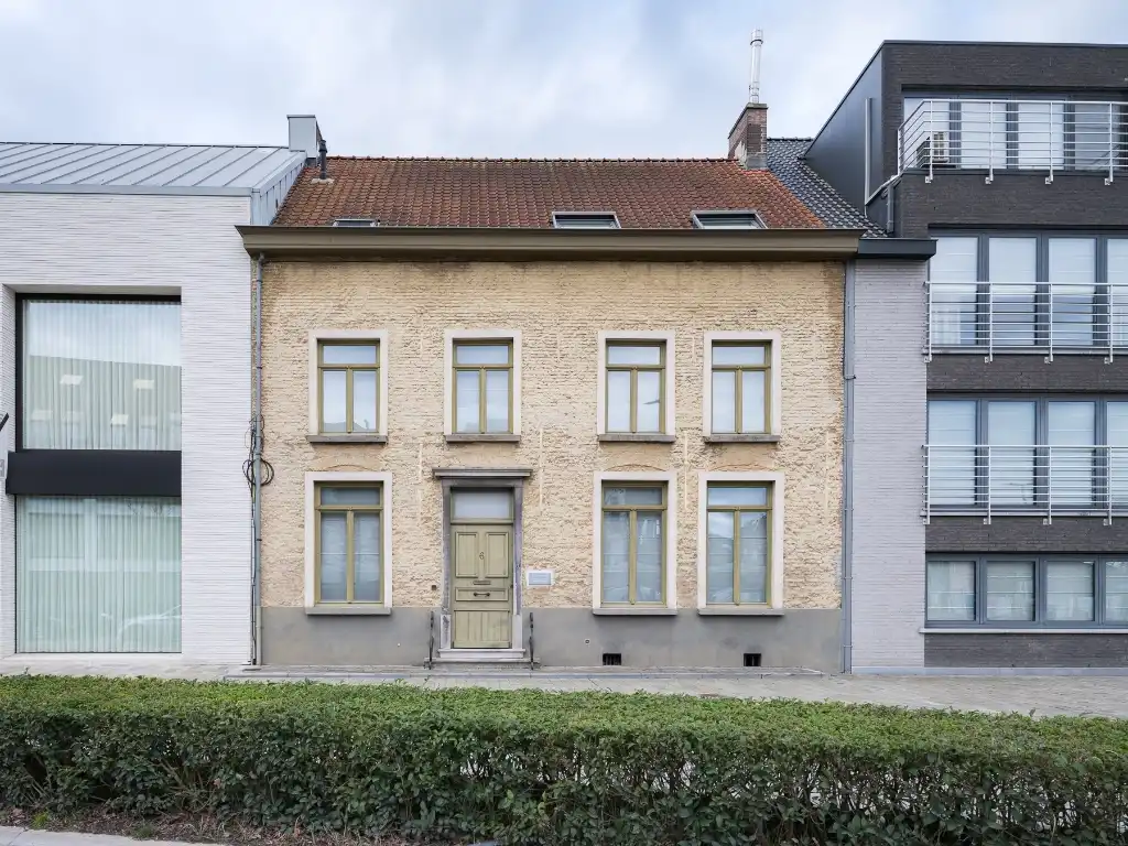 La Maison du Juge, een karaktervolle eigendom, gelegen in het centrum van Lievegem foto {{pictureIndex}}