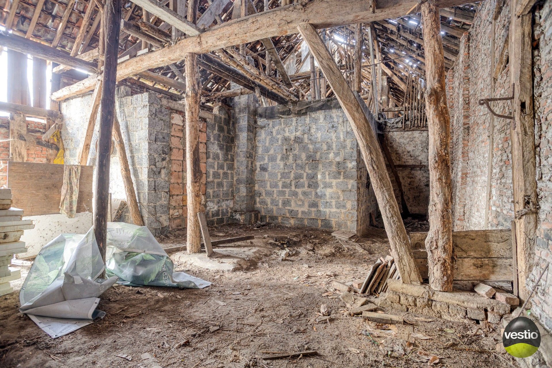 Beschermde langgestrekte vakwerkhoeve op zuid georiënteerd perceel van 15a 07ca. foto 13