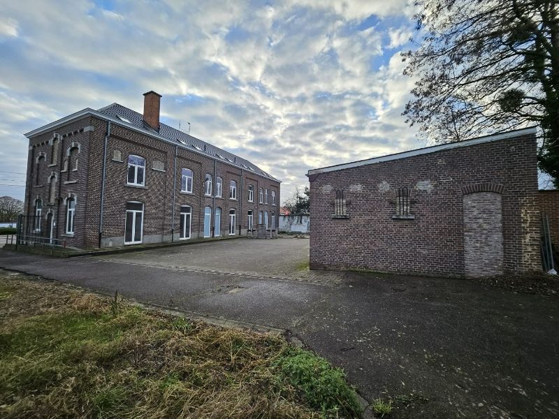 Gerenoveerde woning met garage foto 25