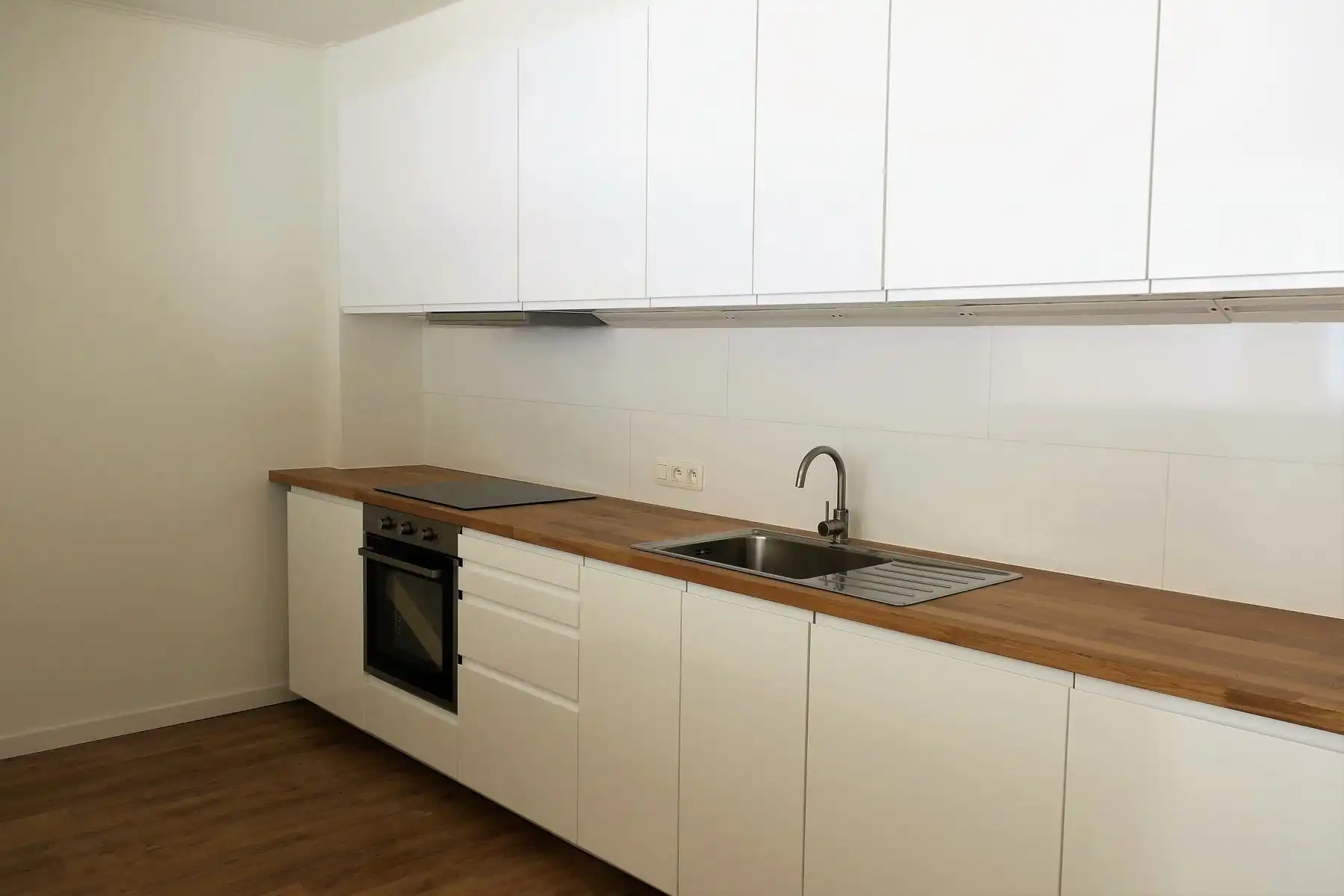 Gelijkvloers, 2-slpk appartement met garage nabij station foto 5