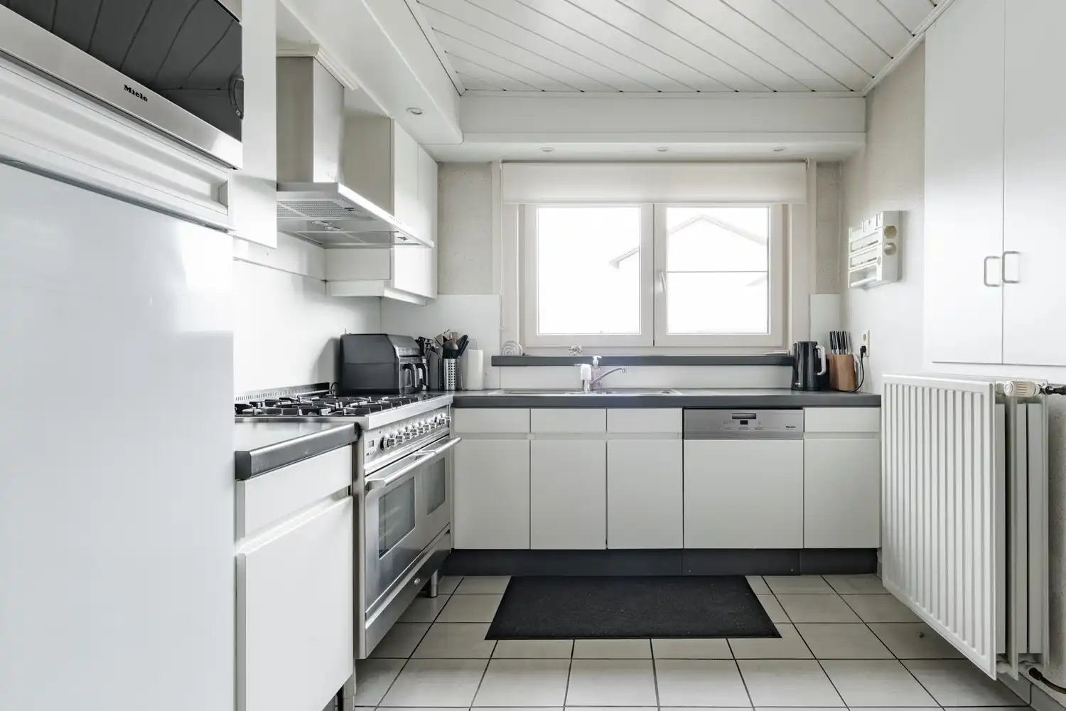 Instapklare  gezinswoning op ruim hoekperceel van 784 m² foto 14