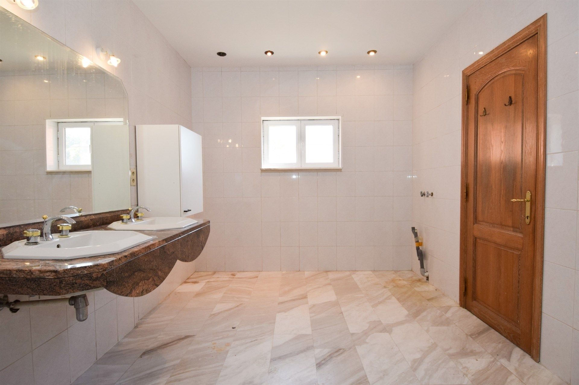 Ruime, op te frissen villa woning op een mooi perceel van 1.583m² foto 9