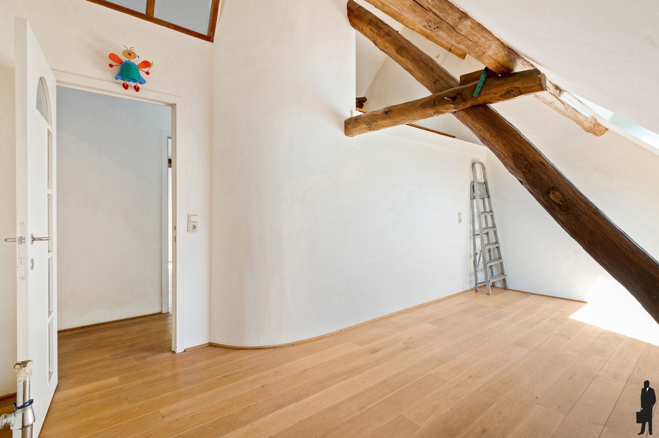 Unieke te renoveren hoevewoning met mooie parktuin foto 27