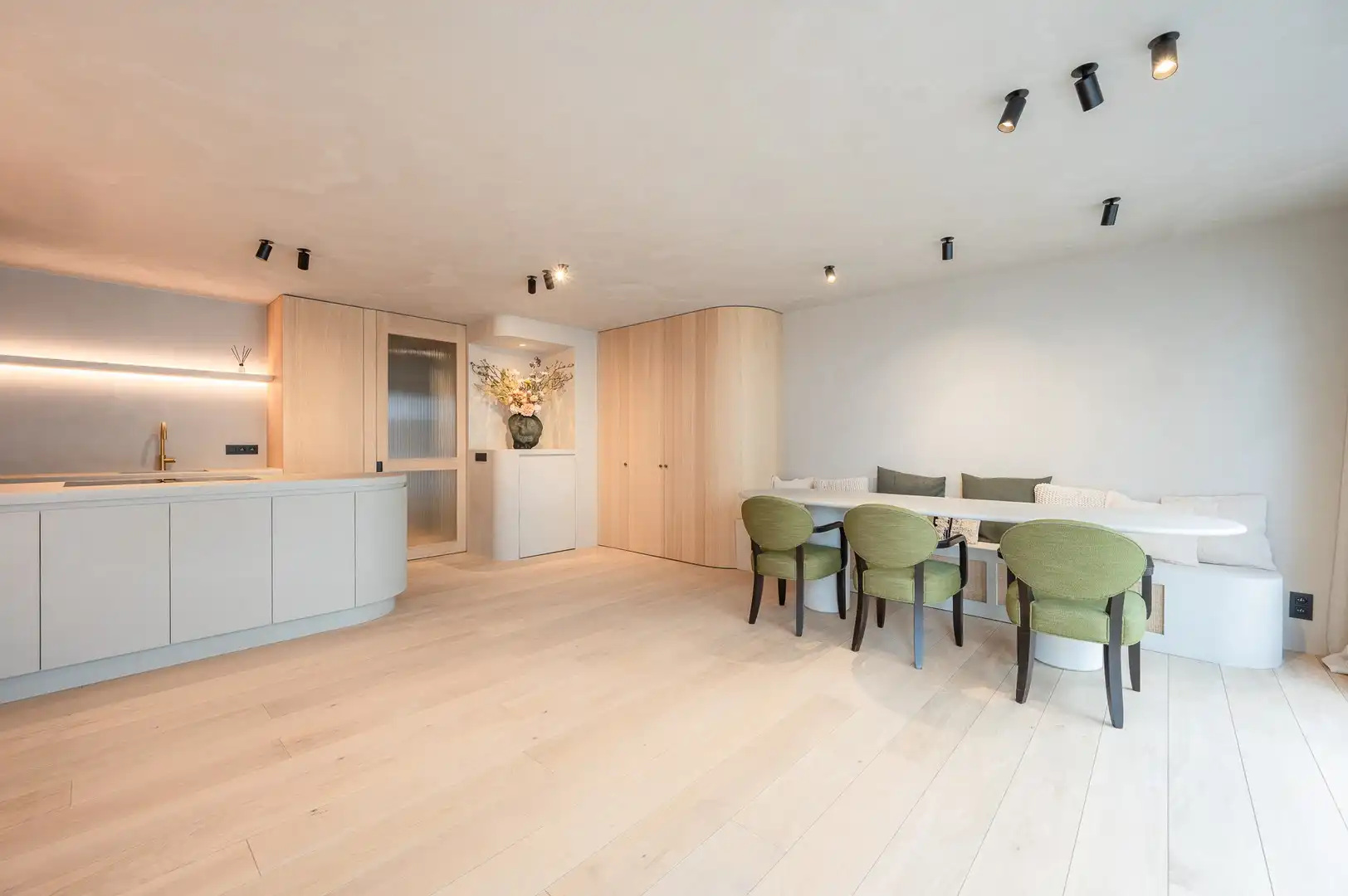 Gerenoveerd appartement met 3 slaapkamers, gelegen nabij de Zeedijk en het Driehoeksplein. foto 2