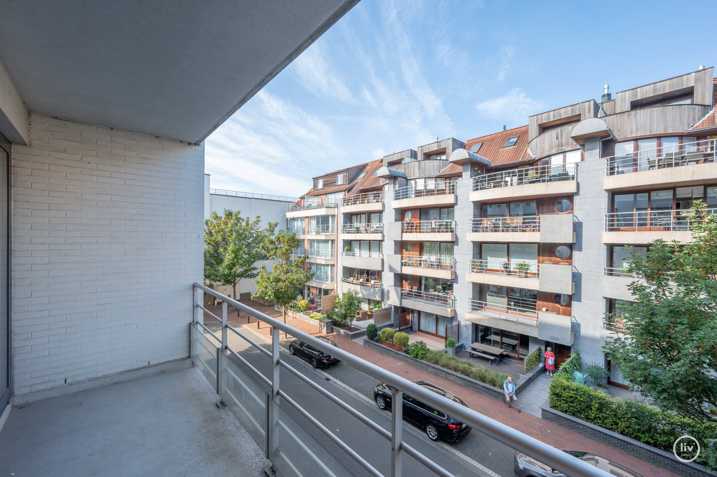 Magnifiek gerenoveerd appartement met aangenaam zonneterras centraal gelegen vlakbij de Lippenslaan te Knokke. foto 8