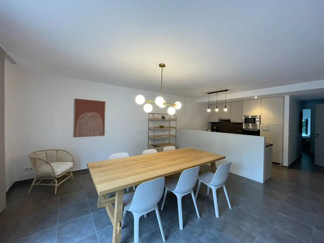 Instapklaar appartement met groot terras en inpandige parking foto 4