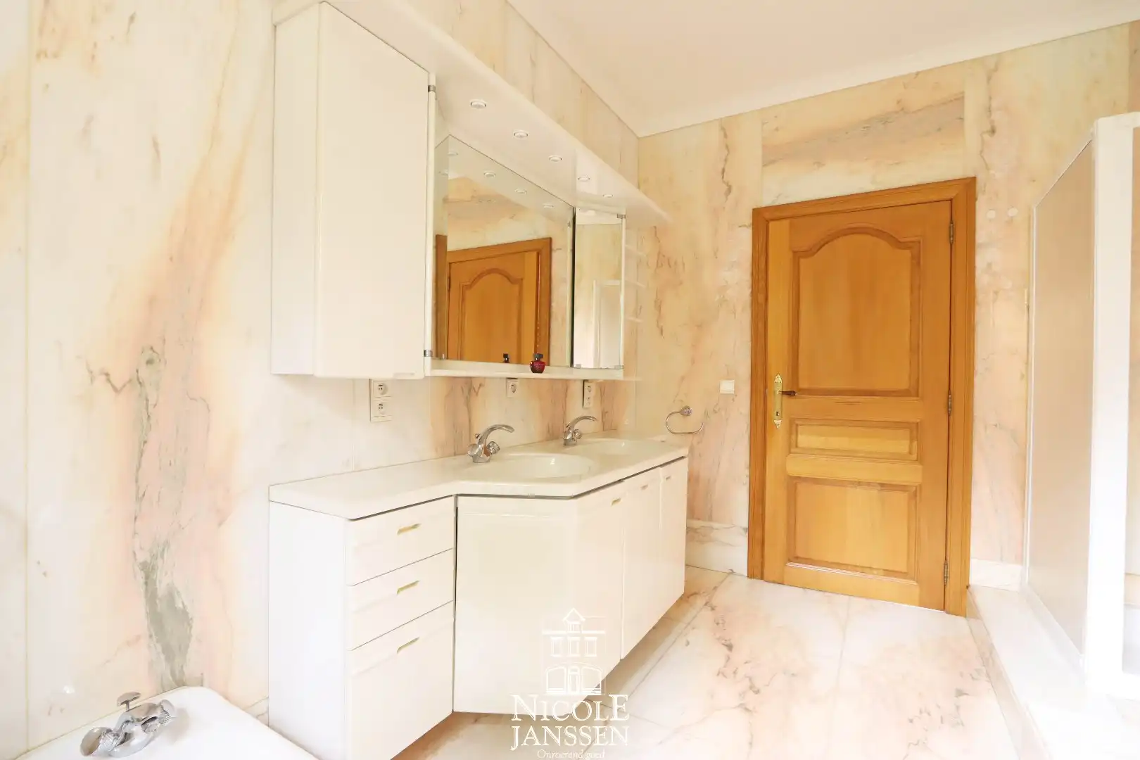 Ruim ingedeelde villa met 7 slaapkamers, dubbele garage en volledig omheinde tuin  foto 17