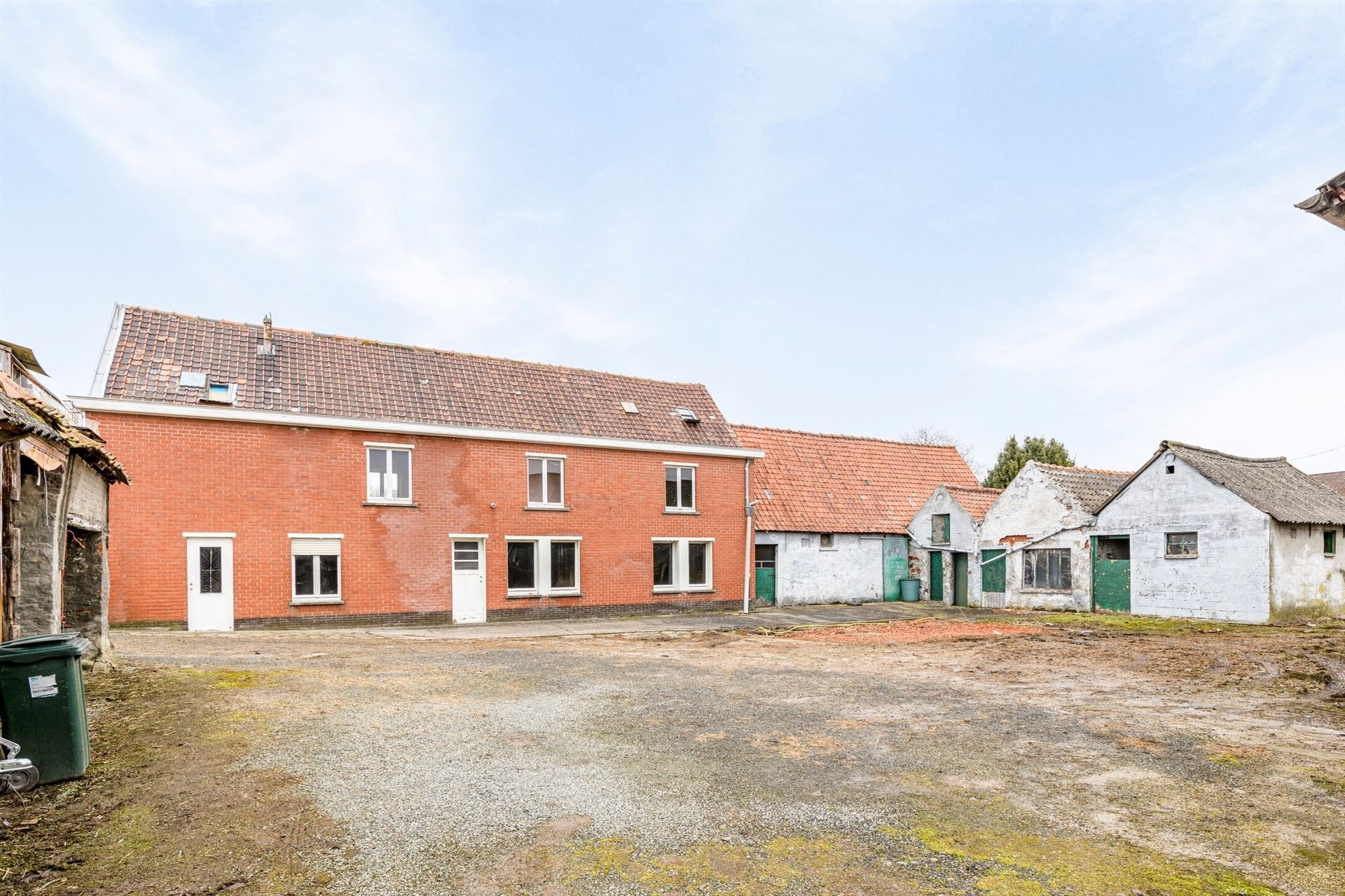 Boerderij met loods en enkele stallingen foto 3