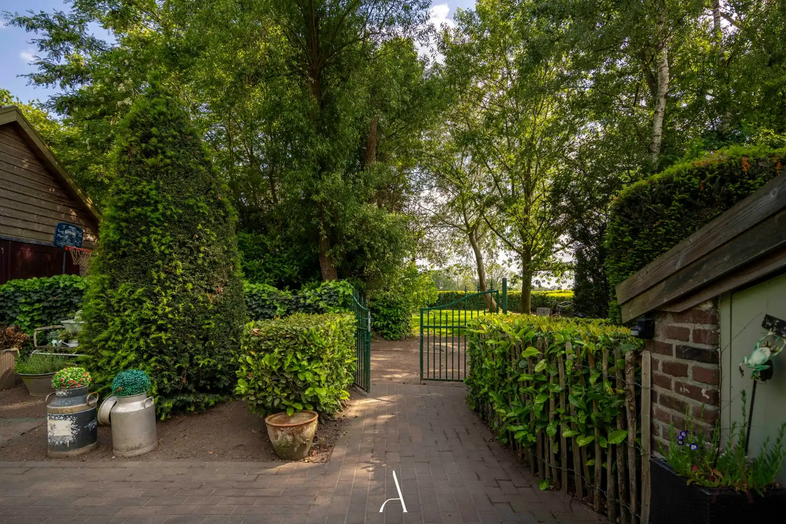 Authentieke langegevelhoeve op ruim 1 hectare in landelijke omgeving van Molenbeersel foto 27