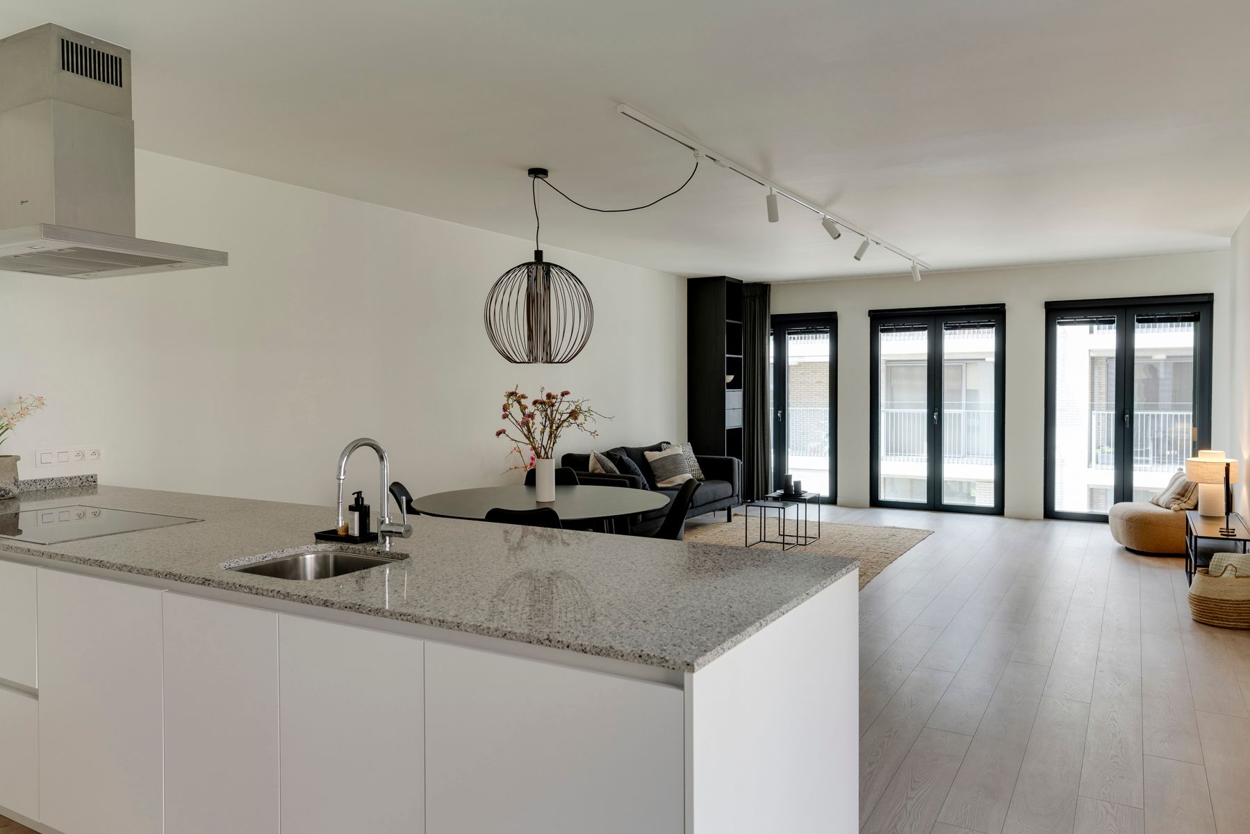 Licht, ruimte en luxe in hartje Antwerpen thv Vogeltjesmarkt foto {{pictureIndex}}