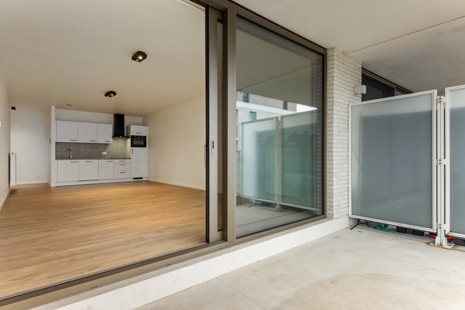 Modern appartement met 2 slaapkamers, terras & autostaanplaats op toplocatie in Lier! foto 2