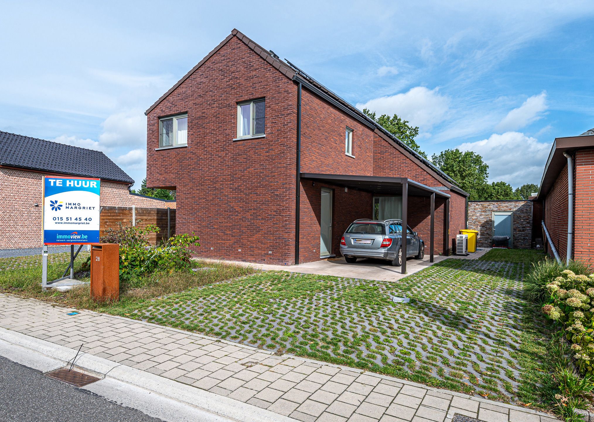 Moderne gezinswoning met terras en tuin foto {{pictureIndex}}