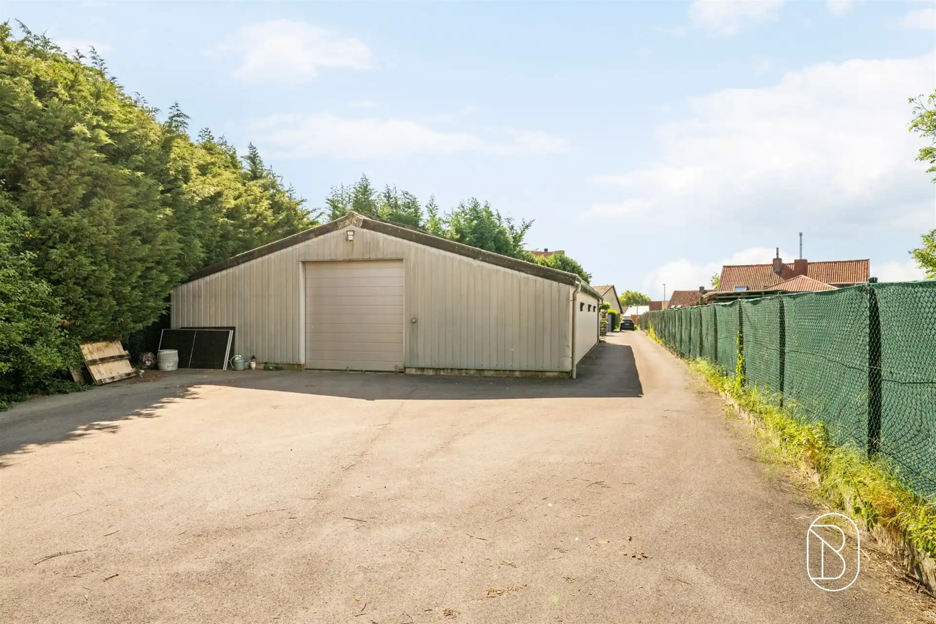Ruime instapklare gezinswoning met garage en oprit foto 18