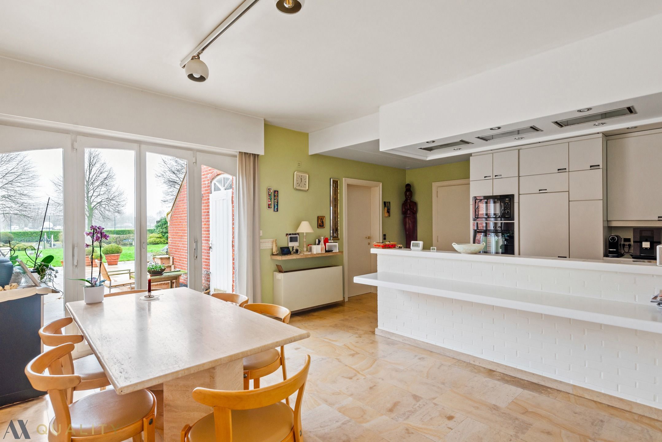 Tijdloze ruime villa met 5 slpk., dub. gar., tuin, tennisveld, polyvalente ruimte en vijver. foto 5
