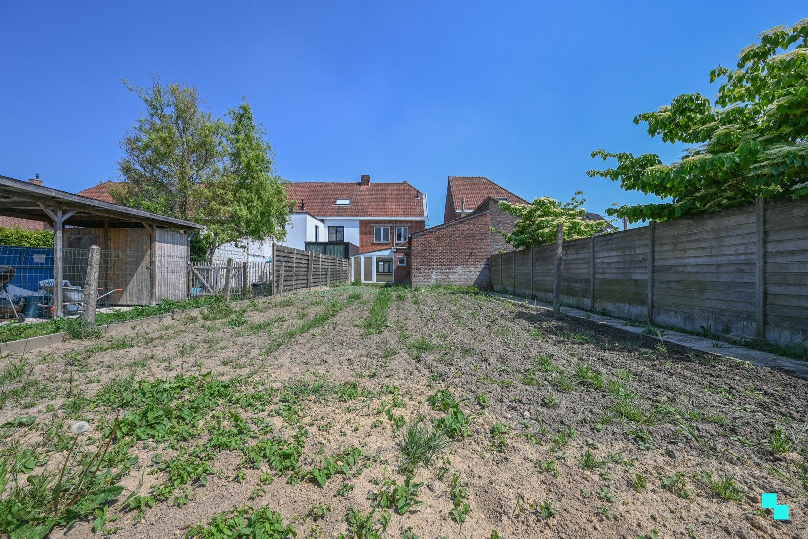Eéngezinswoning met garage en achteruitweg in het hartje van Sint-Eloois-Winkel foto 2