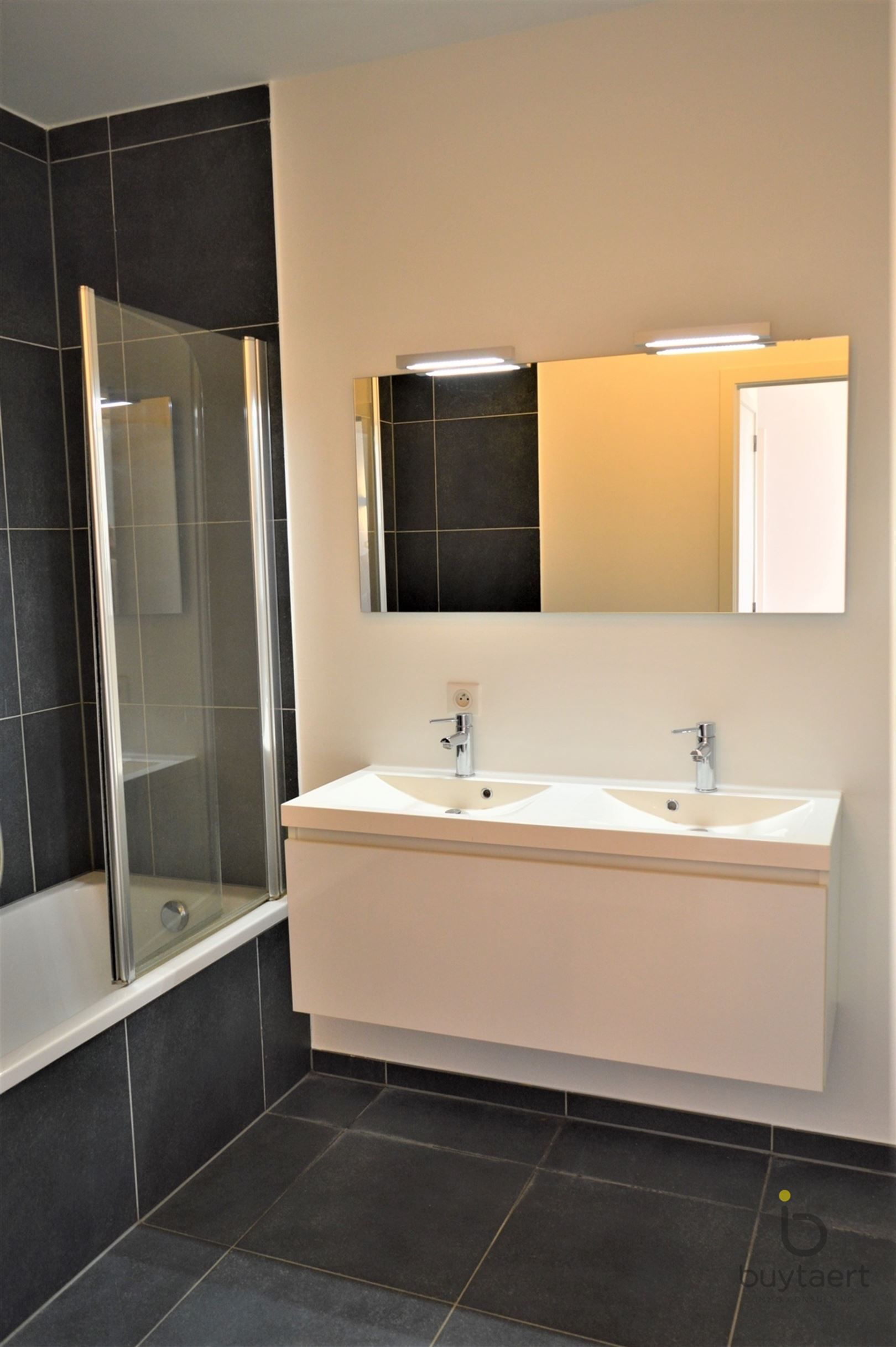 MODERN APPARTEMENT MET 2 SLPKS EN RUIM TERRAS NABIJ HET "ZUID" foto 10