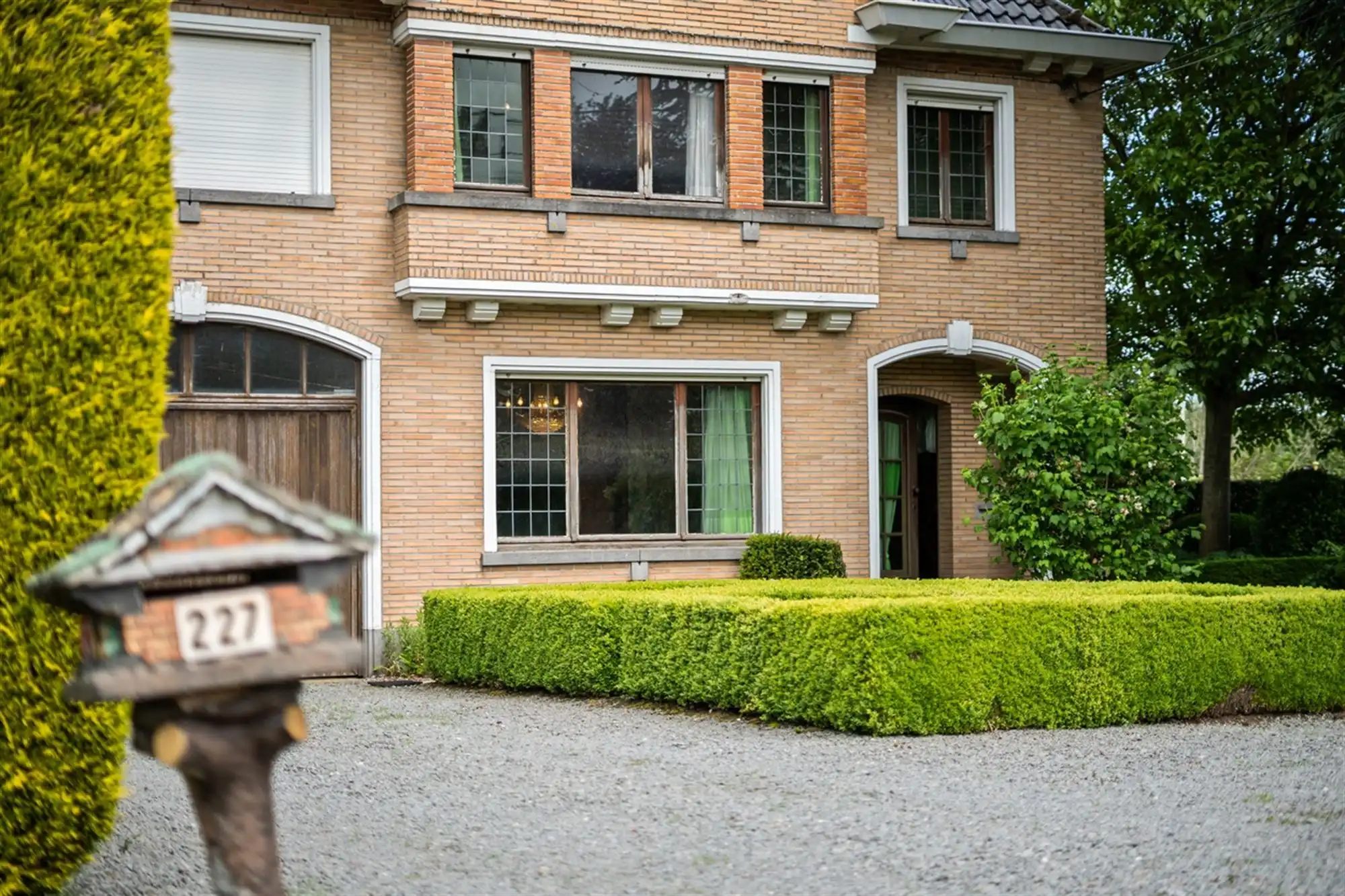 Te renoveren RUIME KARAKTERVOLLE OPEN BEBOUWING met 3 slpks, garage, polyvalente ruimte & tuin op een perceel van ca. 765m² foto 3