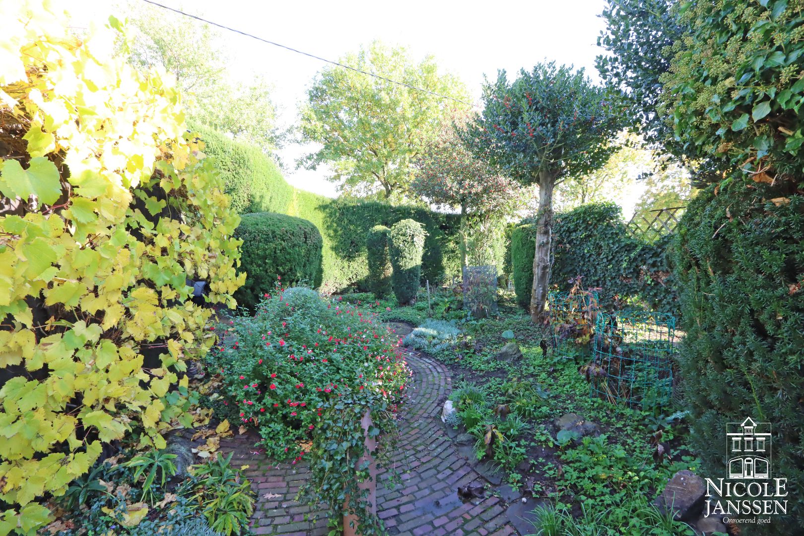 Mooi verzorgde split-level woning op unieke locatie in het mooie Aldeneik foto 35