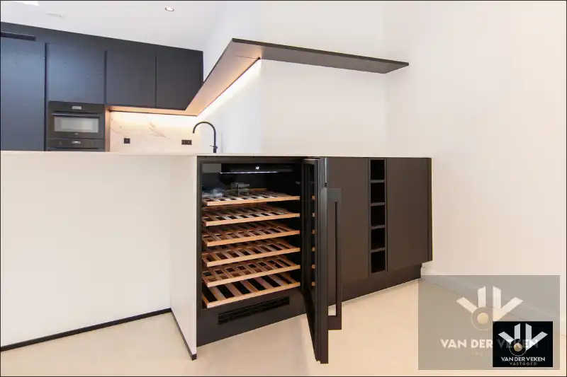 Volledig gerenoveerde, instapklare en energiezuinige rijwoning met 4 slaapkamers, 2 badkamers, zonnig terras, omheinde tuin en toegang achteraan net buiten de Grote Ring van Hasselt. foto 3