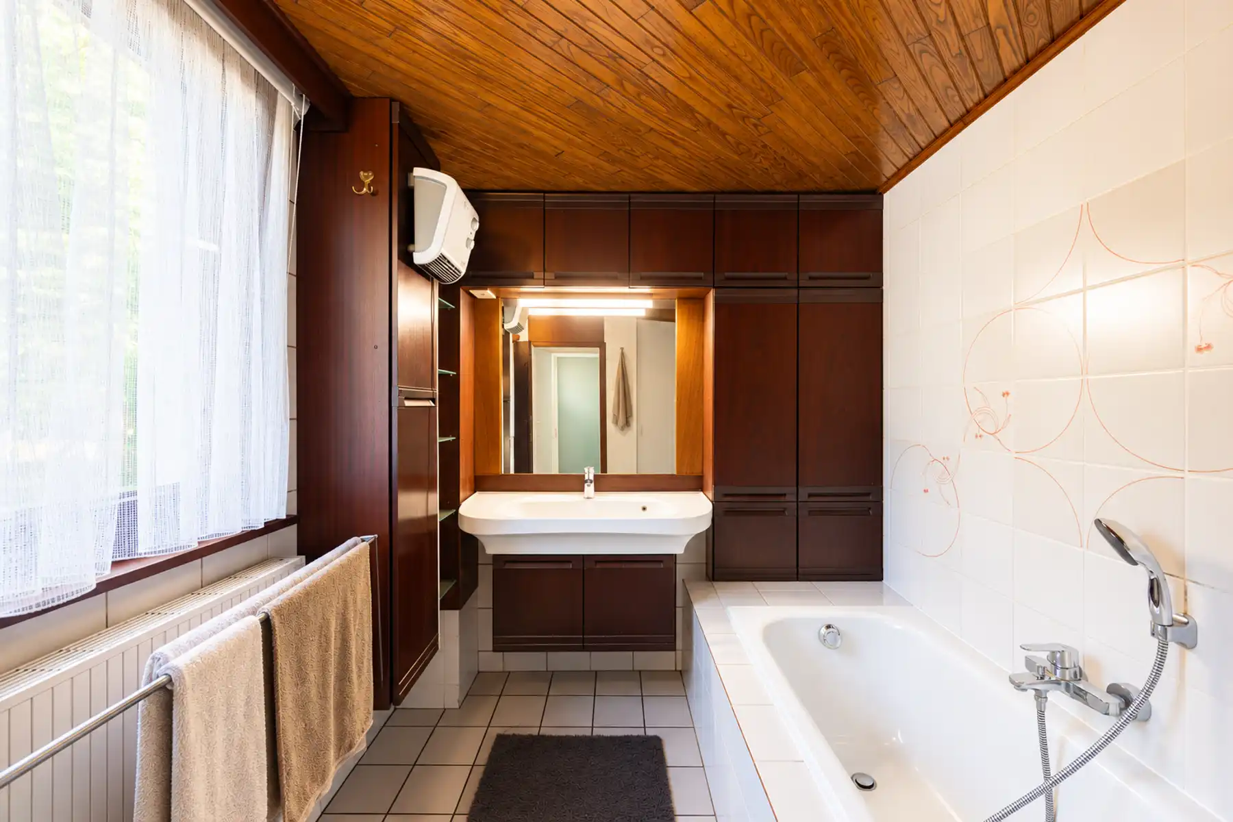 Mooie, gezellige woning met zonnige tuin op een toplocatie foto 12