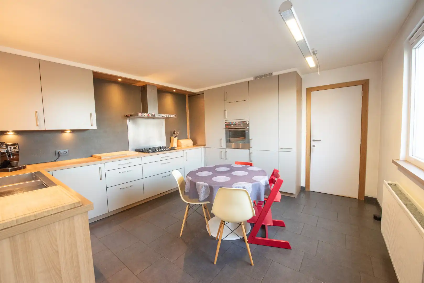 Charmante en ruime woning te huur met tuin en garage. foto 9